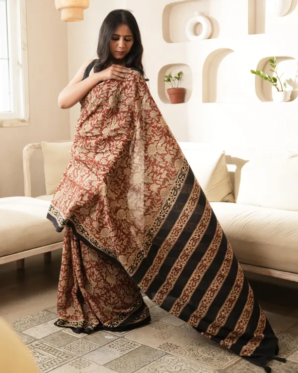 Red_Floral_Cotton_Floral_Jaal_Print_Mul_Saree_For_Women